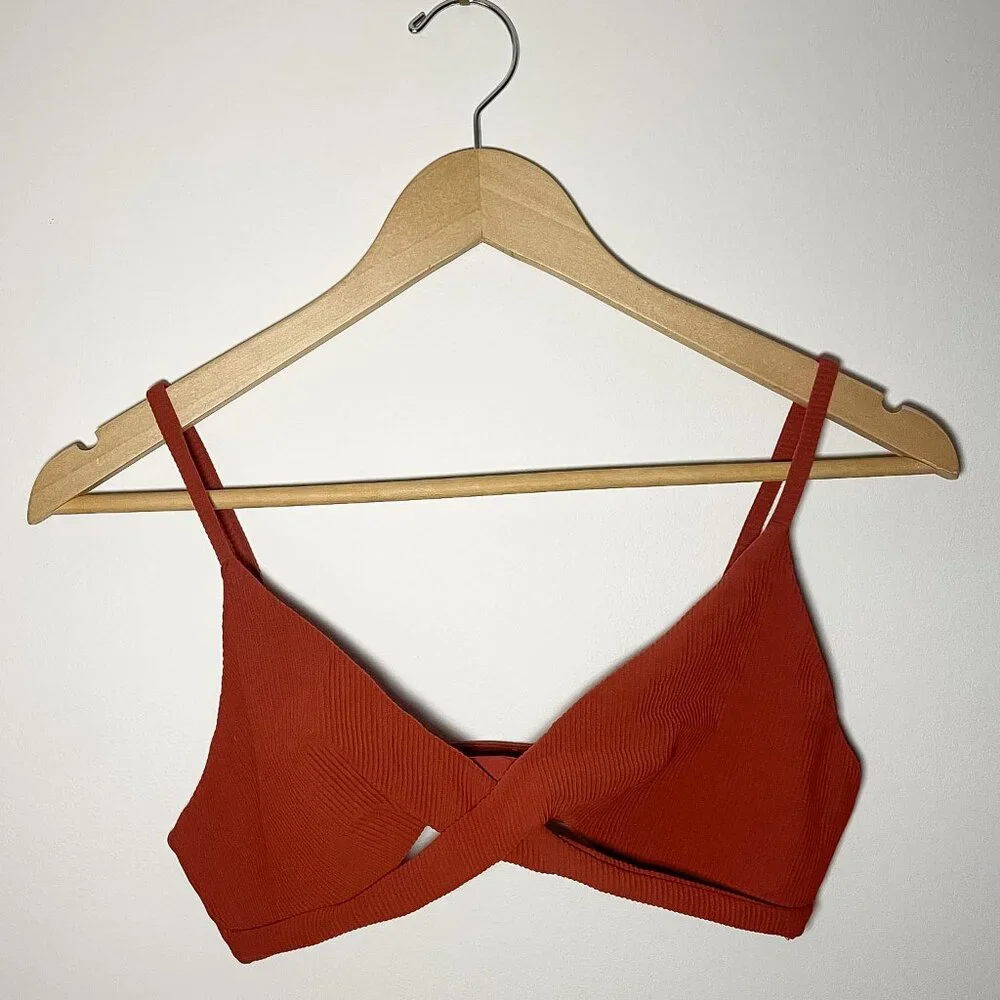 lululemon // Beach Boss Bikini Top & Clear Waters Bottom in Size 8 - Picture 4 of 9